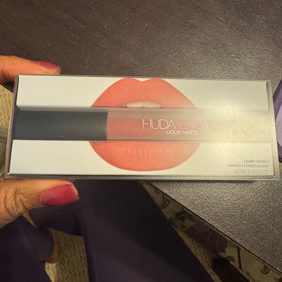 Huda Beauty Liquid Matte Lipstick - Picture 2 of 5